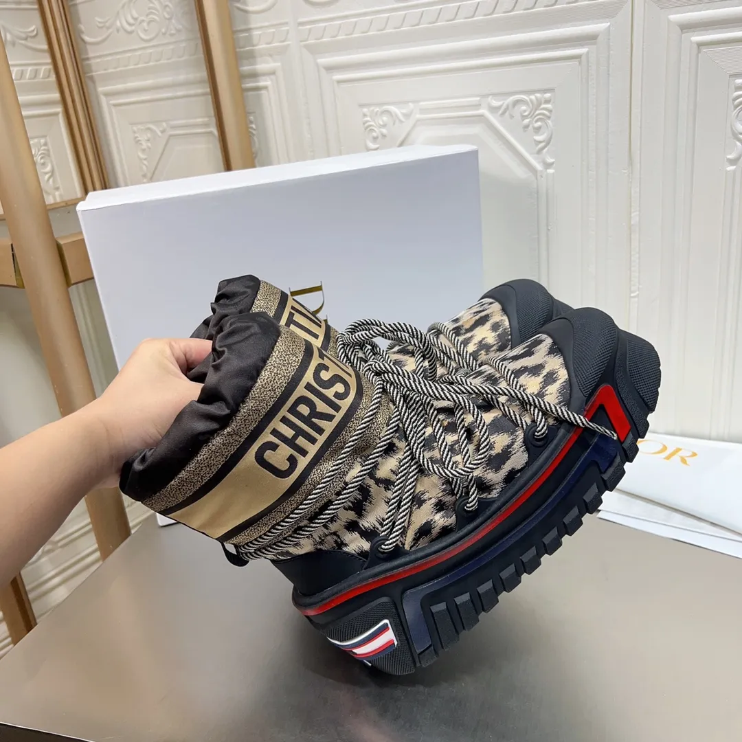 Men's shoes p600! The highest version on the market, Dior Dior's king style snow boots, ski boots, fat and cute, so cute →_→ from the DiorAlps limited series, unique. Shiny nylon Oblique print upper with criss-cross straps for an ideal fit. The technical fabric of the boot shaft, short-cut version, can be worn in the city or in the mountains. It makes the calf slimmer and taller, warm and concave. The boot shaft and sole are made of original waterproof padded lining. The embroidered fabric is original star ⭐ rubber non-slip thick sole and multi-module combination outsole. The size is 35-40. 41Customized